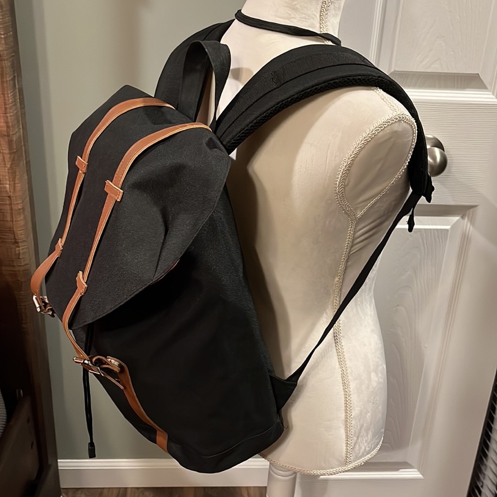 Backpack - Picture 2 of 7